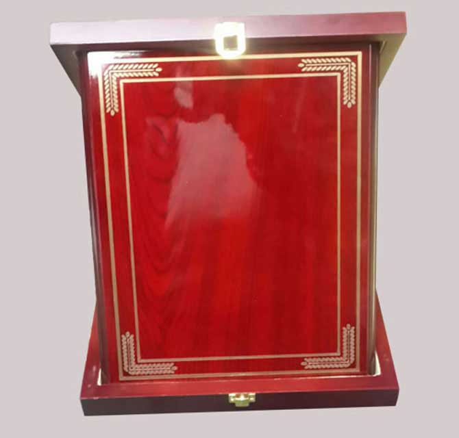 لوحة خشبية مع إطارات ذهبية وصندوق