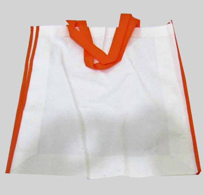 شنطة بيضاء منسوجة مع يد وحواف حمراء