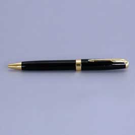 قلم أسود مع مشبك وطرف مدبب ذهبي