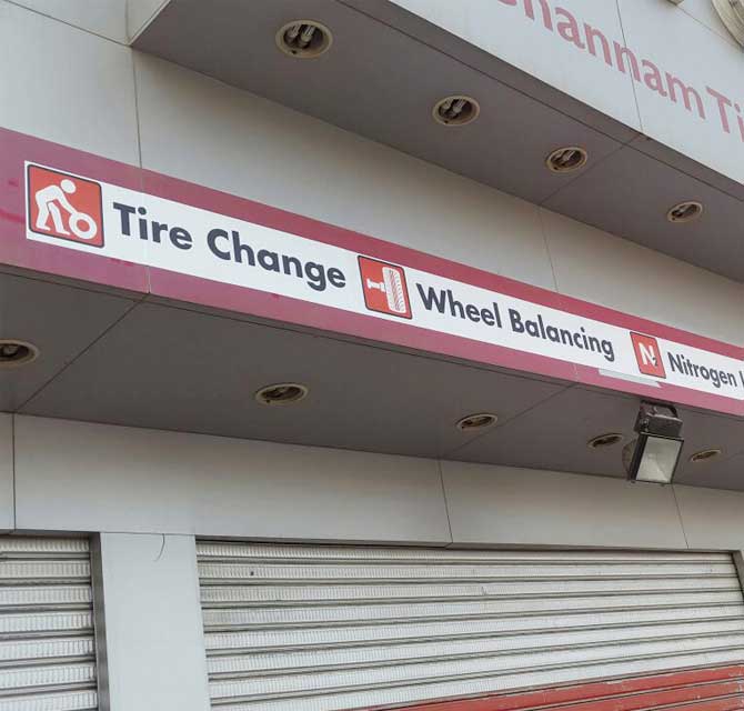 استيكـرعلى لوحـة إعـلان إطـار حديـد