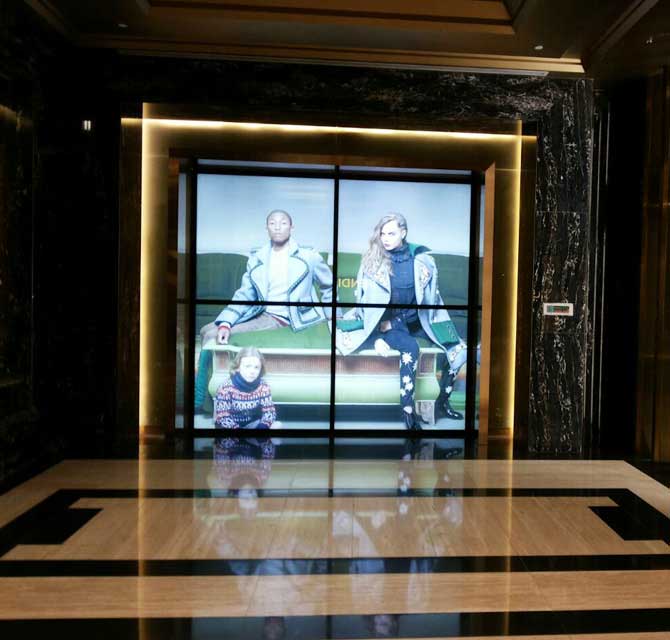 ممر المتجـر ـ العلامـة التجـاريـة داخل صندوق مضيء لنافـذة جانبية