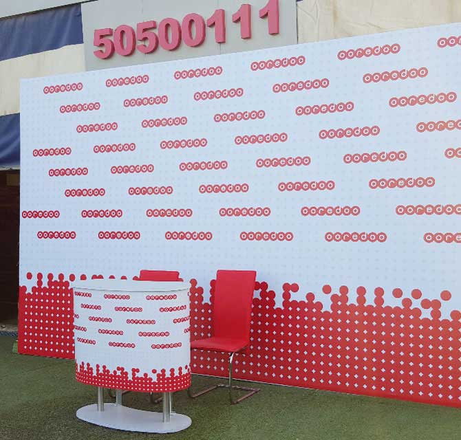 ستانـد بنـر خلفية مـع مكتب الإستقبال
