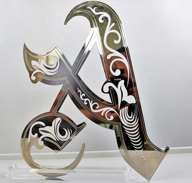 درع معدني مع قص الليزر ( الحروف الأولى للإسماء)