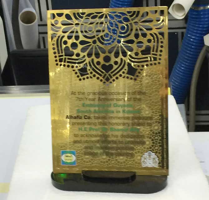 قص الخشب والنحاس