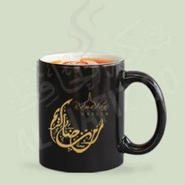 الطباعة على كوب أسود بكتابة باللون الذهبي " رمضان كريم "