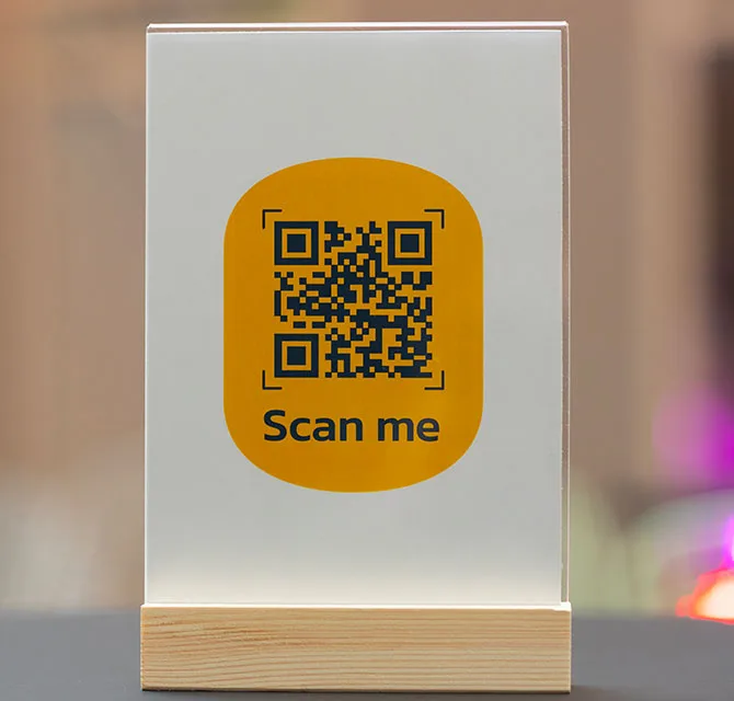 حامل قائمة QR امسحني بقاعدة خشبية