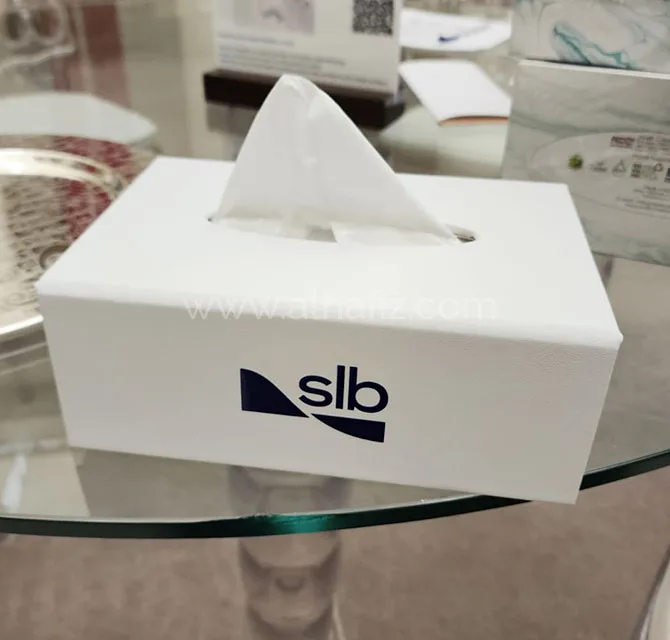 علبة مناديل أكريليك بيضاء بالشعار