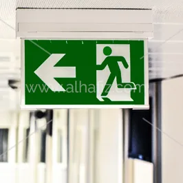 لافتة مخرج طوارئ مضيئة مع سهم لافتة مخرج طوارئ مضيئة مع سهم