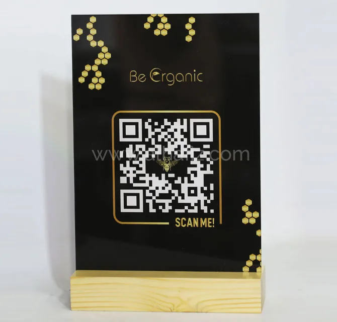 حامل رمز QR أسود وذهبي بقاعدة خشبية